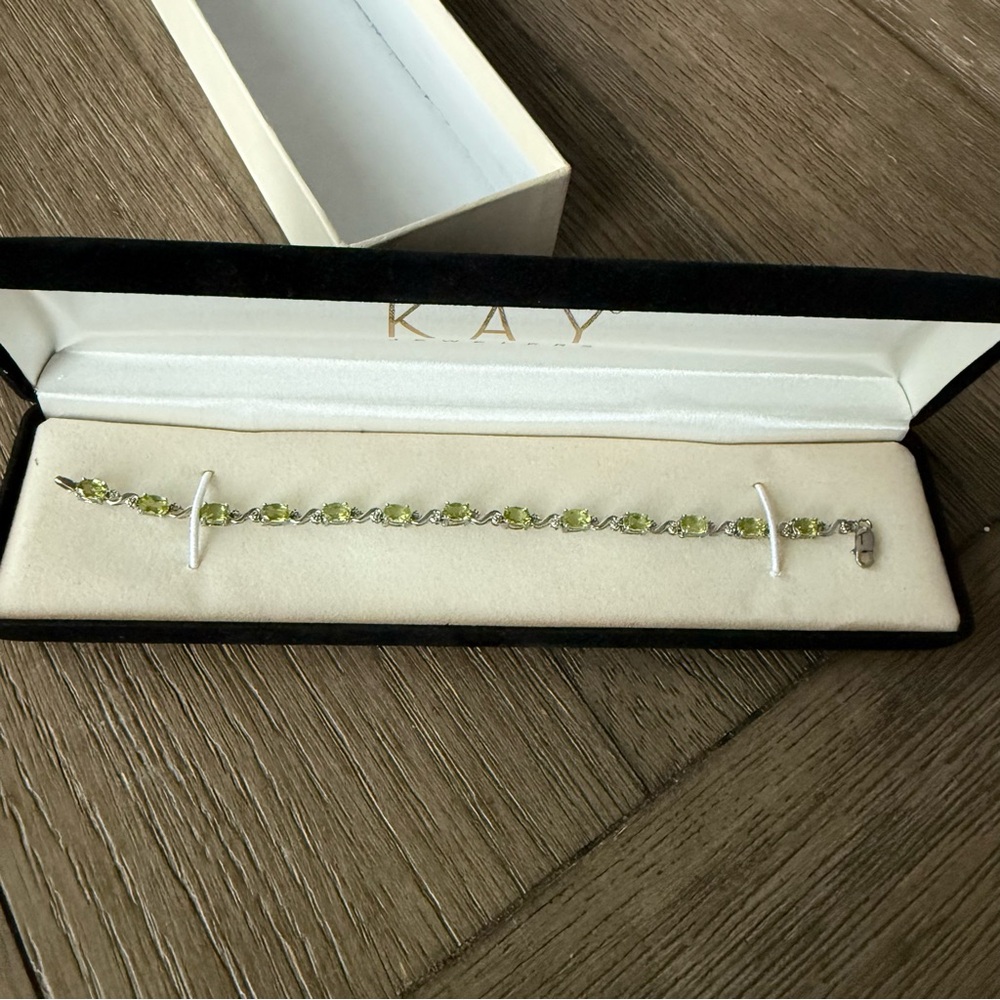 Kay Jewelry White gold, peridot, and diamond tennis bracelet. 7”